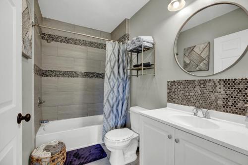 Luxury Home 1 Block To Main With Hottub