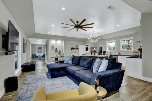 Luxury Home 1 Block To Main With Hottub