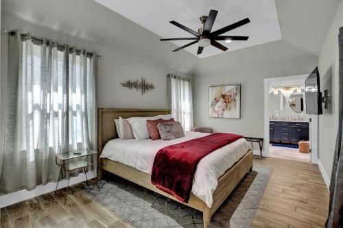 Luxury Home 1 Block To Main With Hottub