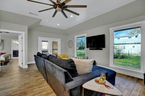 Luxury Home 1 Block To Main With Hottub