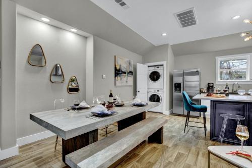 Luxury Home 1 Block To Main With Hottub