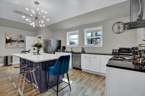 Luxury Home 1 Block To Main With Hottub