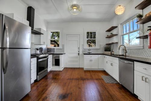 Charming Craftsman Haus With Hot Tub And Fire Pit!