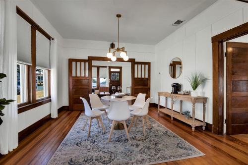 Charming Craftsman Haus With Hot Tub And Fire Pit!