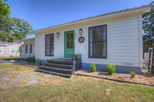 New Modern Farmhouse With Hot Tub, Fire Pit, & Games