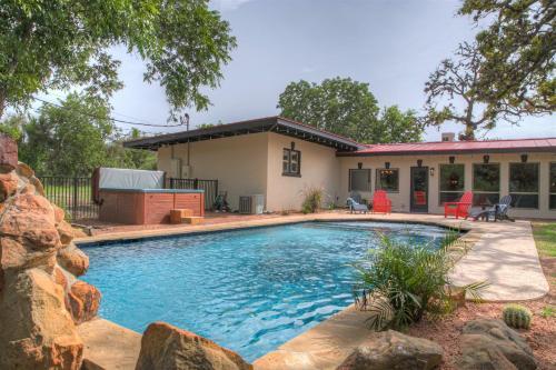 New Luxurious Home With Pool And Hot Tub