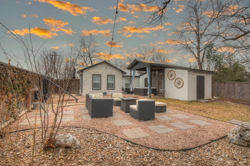 Chic Retreat Half Mile To Main Hot Tub