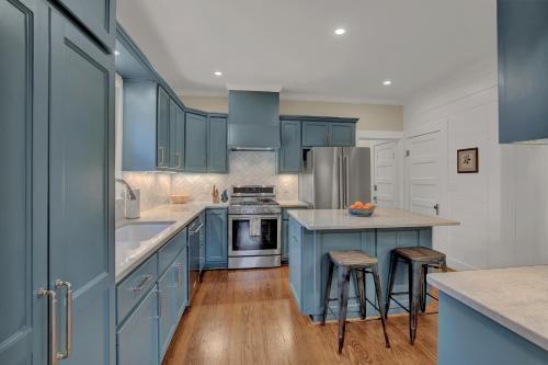 Charming Craftsman Home!-2 Blks From Main St!