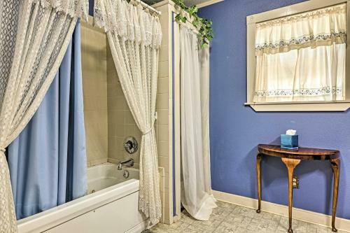 Llano Home With Yard Walk To Restaurants!