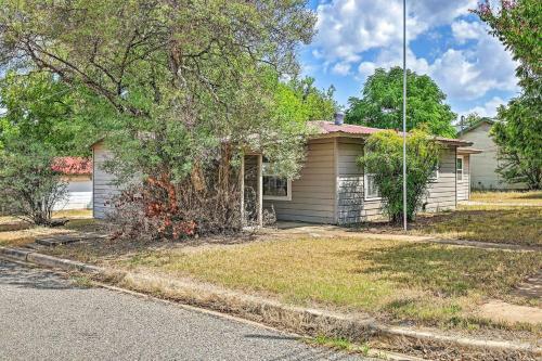 Llano Home With Yard Walk To Restaurants!