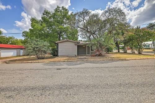 Llano Home With Yard Walk To Restaurants!