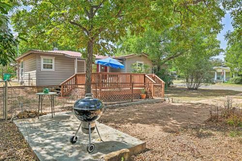 Llano Home With Yard Walk To Restaurants!