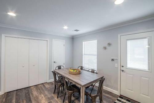 Newly Minted Bungalow, Near Austin