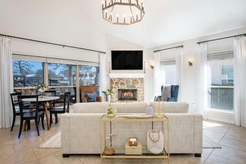 Luxury Lakefront Getaway