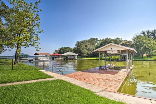 Modern Mabank Getaway With On-site Reservoir Access!
