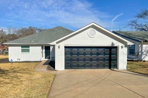 Modern Mabank Getaway With On-site Reservoir Access!