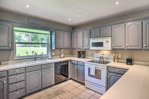 Modern Mabank Getaway With On-site Reservoir Access!