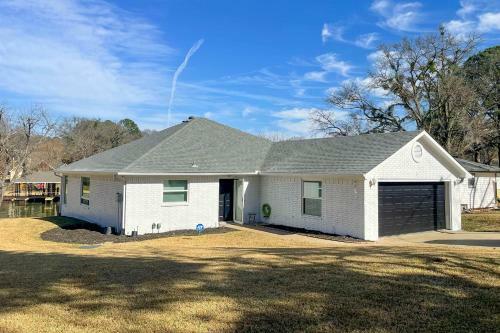 Modern Mabank Getaway With On-site Reservoir Access!