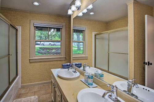 Upscale Lakefront Home With Boat Dock And Decks!