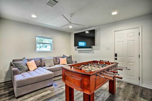 Cedar Creek Lakefront Home, Game Room And Dock!
