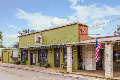 Restored Hill Country Cottage With Updated Yard!