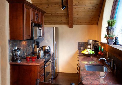 Hotel Alpine Village Suites