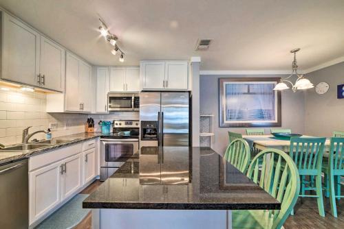 Apartamento Coastal Condo With Outdoor Pool - Pets Welcome!