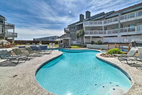 Apartamento Coastal Condo With Outdoor Pool - Pets Welcome!
