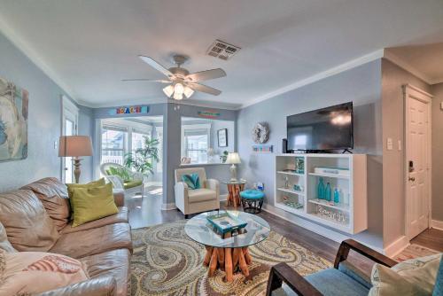 Apartamento Coastal Condo With Outdoor Pool - Pets Welcome!