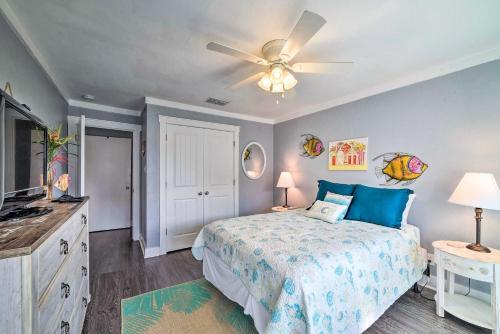 Apartamento Coastal Condo With Outdoor Pool - Pets Welcome!