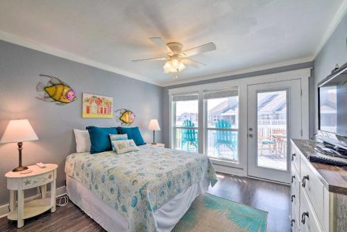 Apartamento Coastal Condo With Outdoor Pool - Pets Welcome!