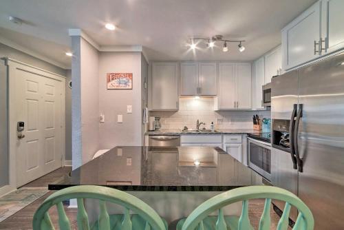 Apartamento Coastal Condo With Outdoor Pool - Pets Welcome!