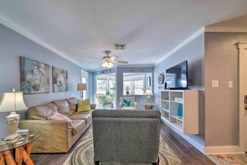 Apartamento Coastal Condo With Outdoor Pool - Pets Welcome!