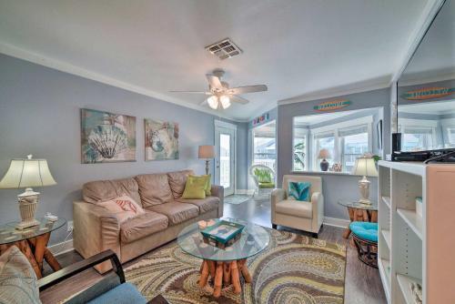 Apartamento Coastal Condo With Outdoor Pool - Pets Welcome!