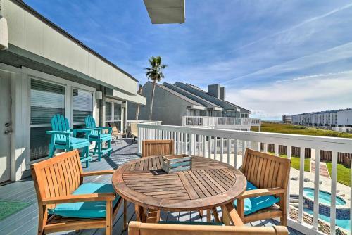 Apartamento Coastal Condo With Outdoor Pool - Pets Welcome!