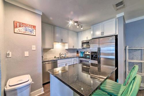 Apartamento Coastal Condo With Outdoor Pool - Pets Welcome!