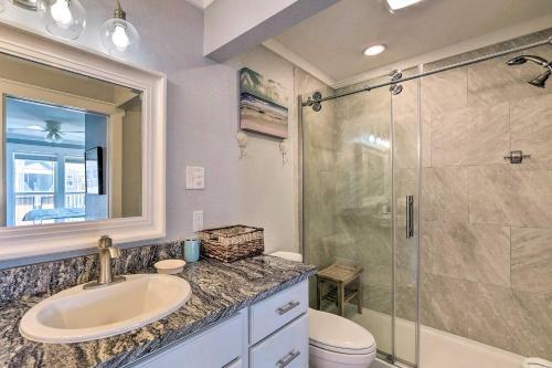 Apartamento Coastal Condo With Outdoor Pool - Pets Welcome!