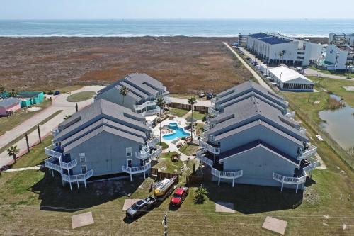 Apartamento Coastal Condo With Outdoor Pool - Pets Welcome!