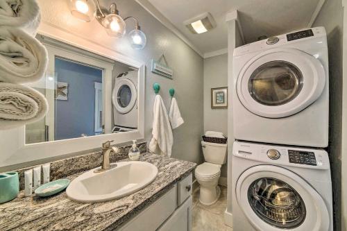 Apartamento Coastal Condo With Outdoor Pool - Pets Welcome!