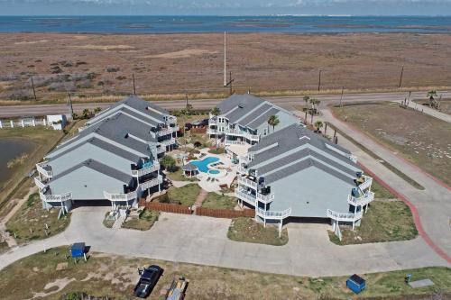 Apartamento Coastal Condo With Outdoor Pool - Pets Welcome!