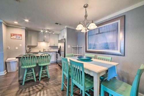 Apartamento Coastal Condo With Outdoor Pool - Pets Welcome!