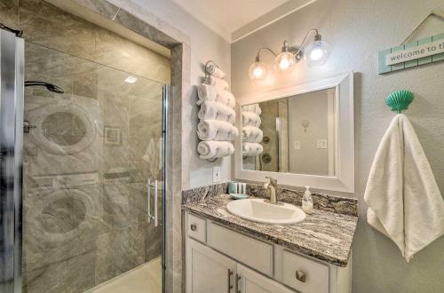 Apartamento Coastal Condo With Outdoor Pool - Pets Welcome!