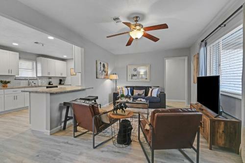 Beautiful Pet Friendly Home In Central Location! Home