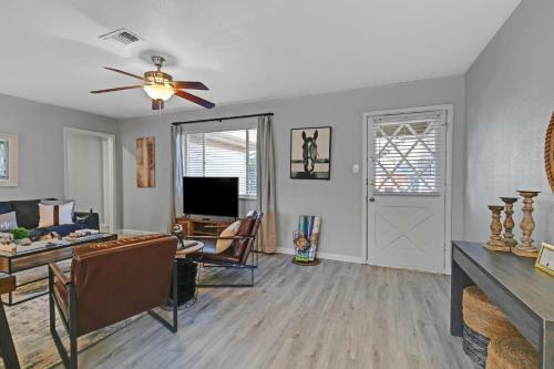Beautiful Pet Friendly Home In Central Location! Home