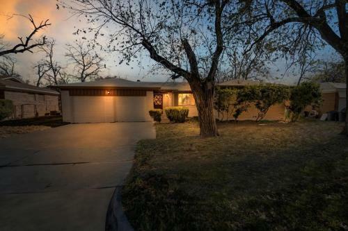 Beautiful Pet Friendly Home In Central Location! Home