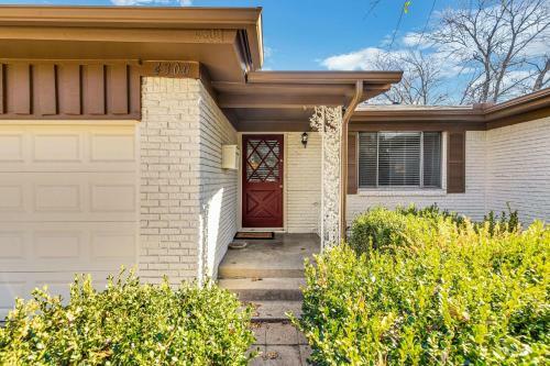 Beautiful Pet Friendly Home In Central Location! Home