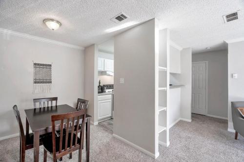 Perfect Cozy Condo Near Midland College