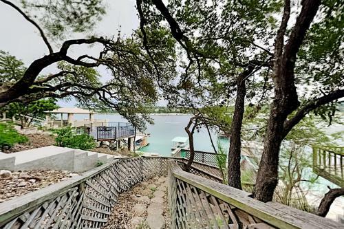 Lakepoint Cove Retreat