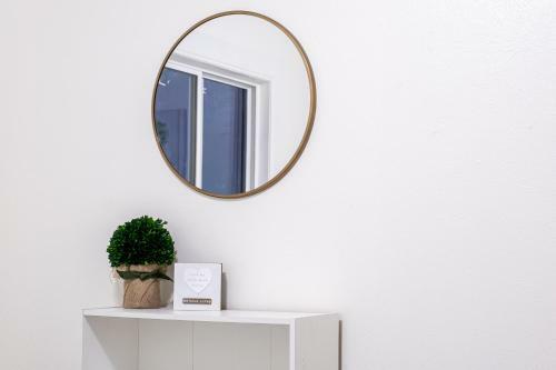 Location !!! Modern And Spacious 3 Br/10 Guests