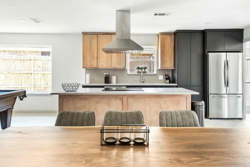 Remodeled 4 Bedroom Home With Pool And Pool Table